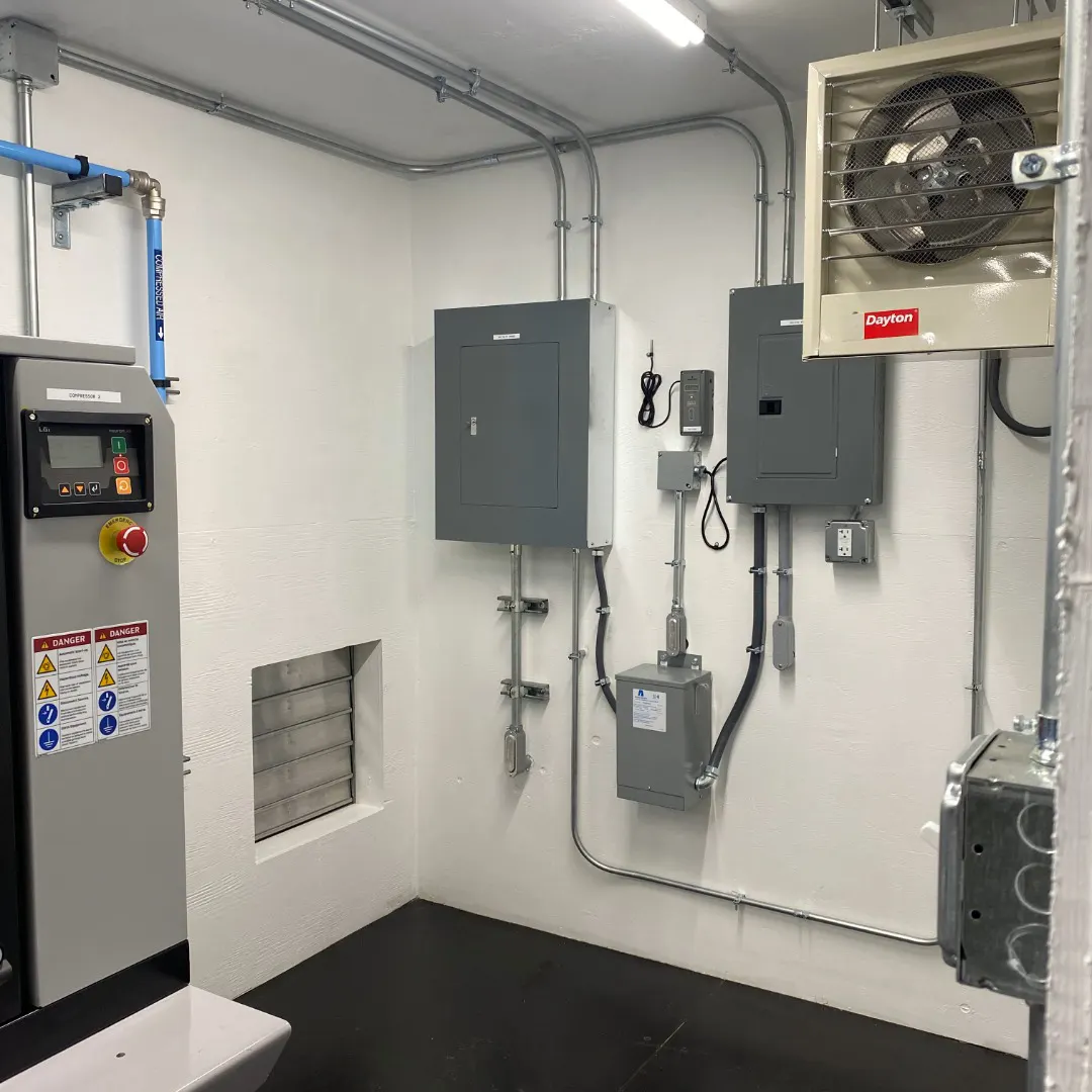 Mobile engineered solution for landfill with compressed air equipment packaged inside