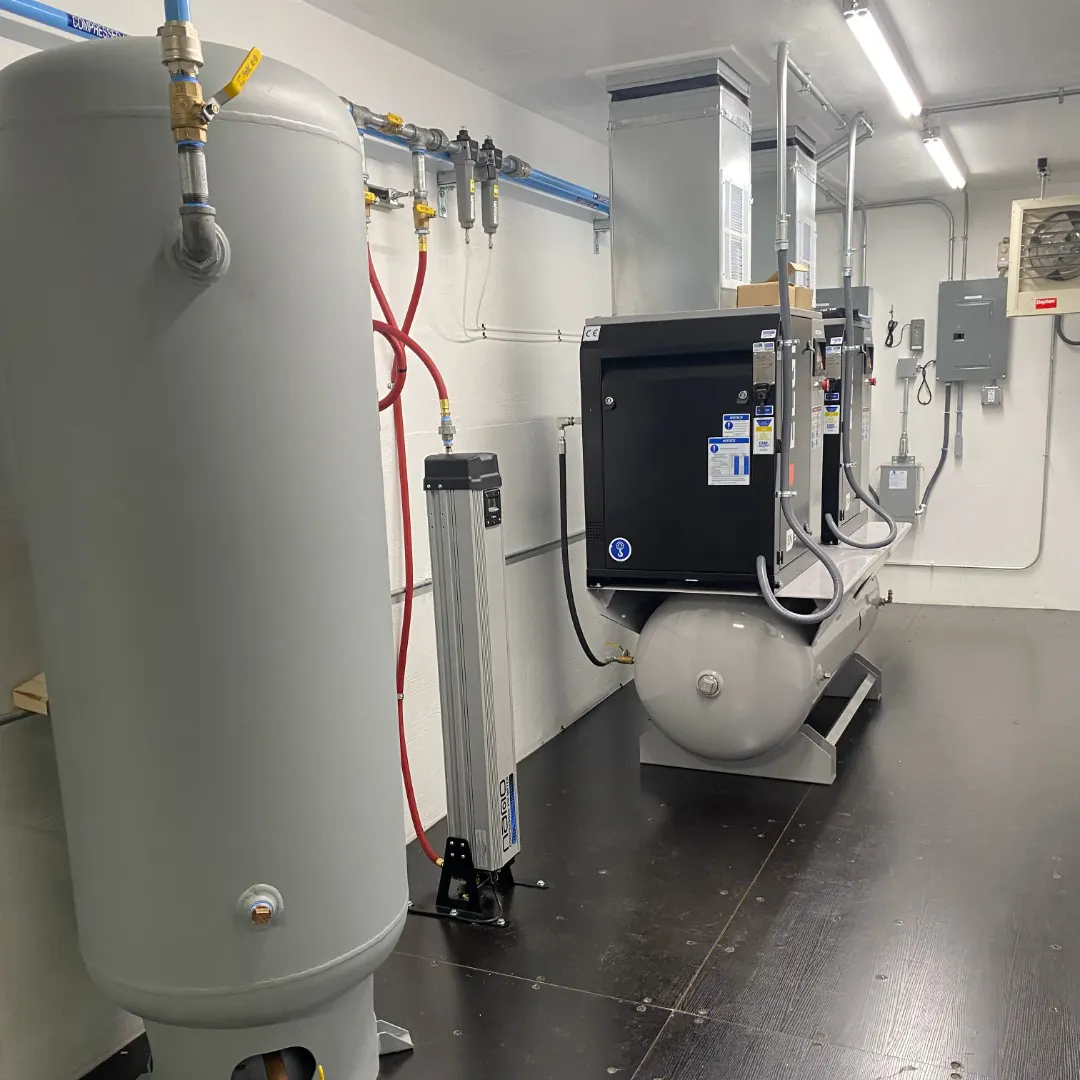 Mobile engineered solution for landfill with compressed air equipment packaged inside
