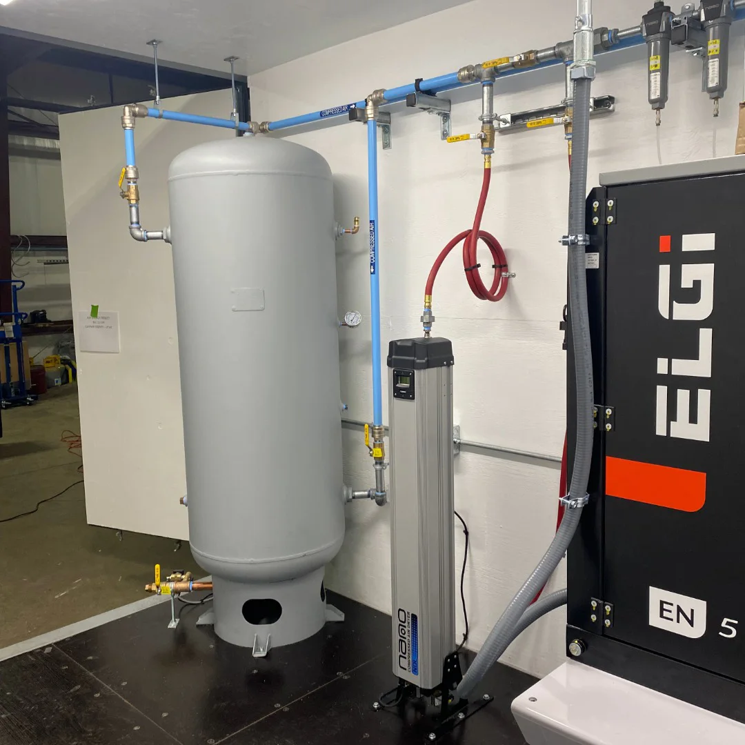 Mobile engineered solution for landfill with compressed air equipment packaged inside